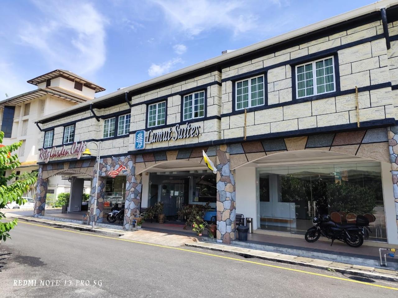 Lumut Suites Exterior photo