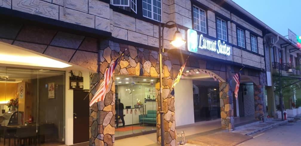 Lumut Suites Exterior photo