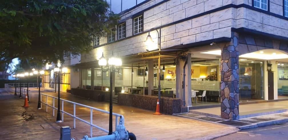 Lumut Suites Exterior photo