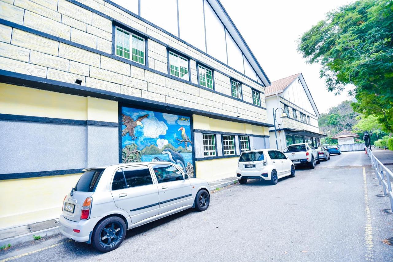 Lumut Suites Exterior photo