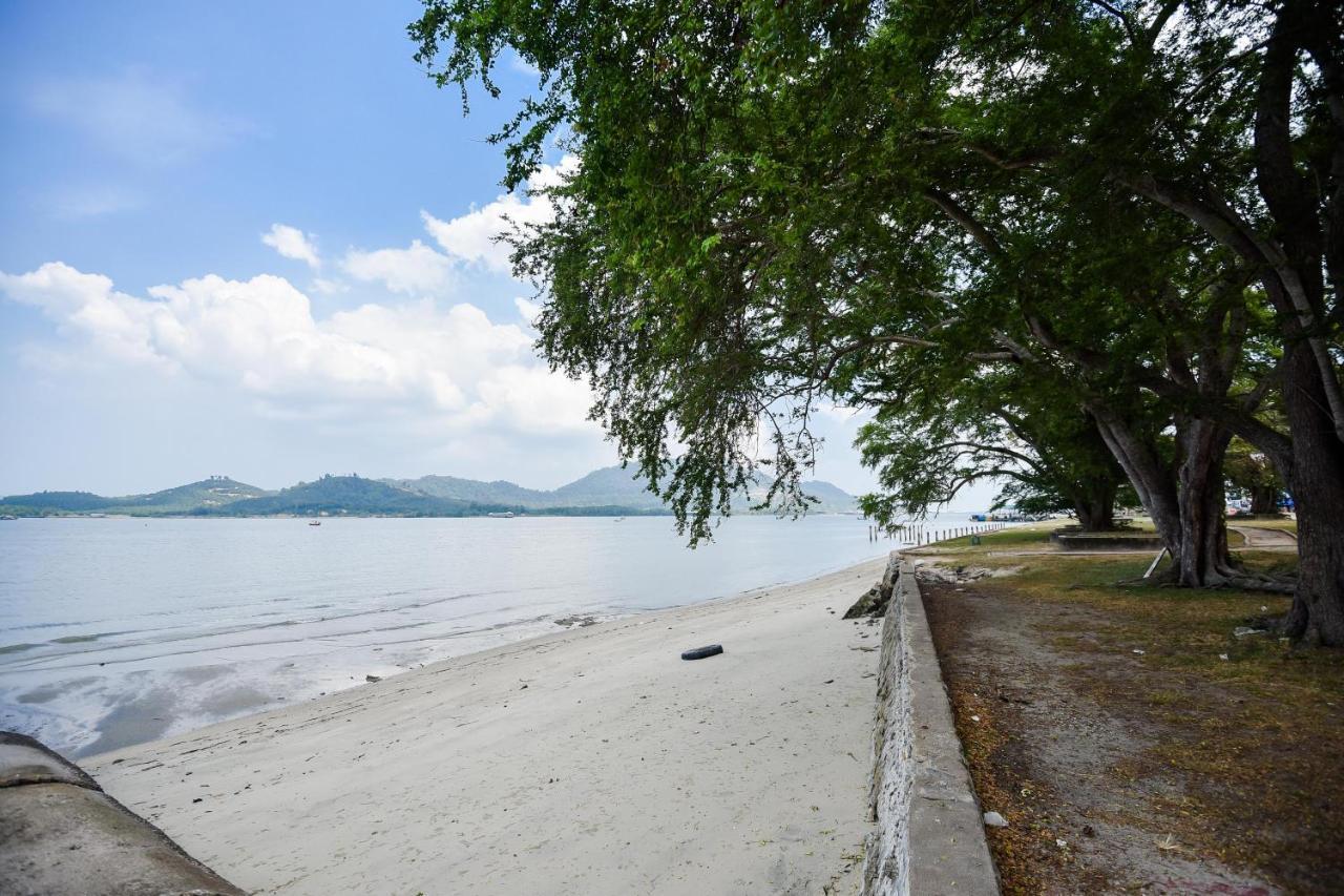 Lumut Suites Exterior photo